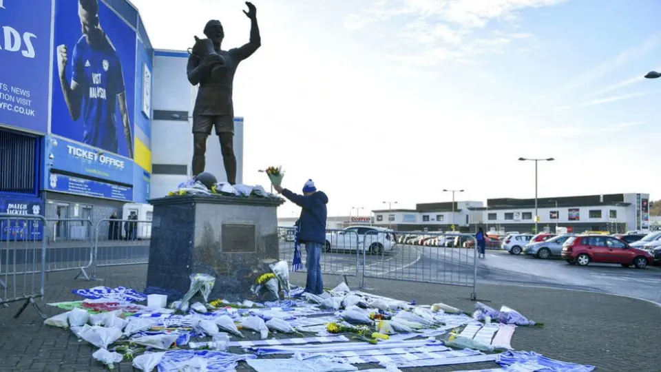 Jugadores exigen que no se detenga la búsqueda de Emiliano Sala