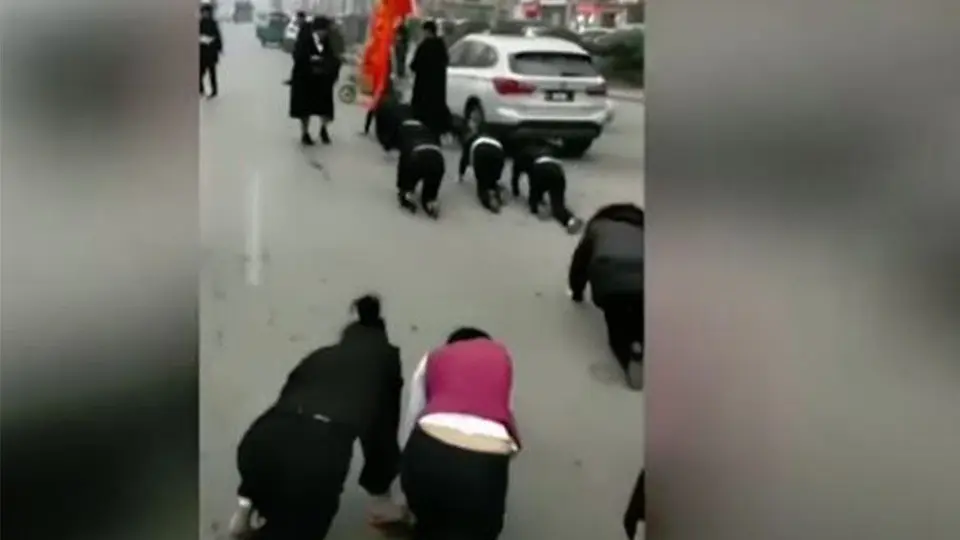 Empresa China impone castigo humillante a sus empleados