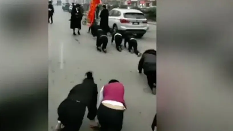 Empresa China impone castigo humillante a sus empleados