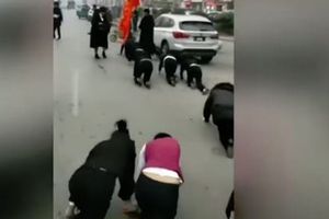 Empresa China impone castigo humillante a sus empleados