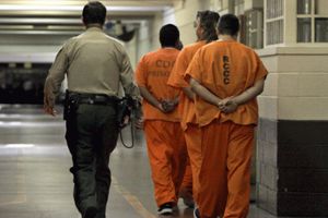 Inmigrantes presos se declaran en huelga de hambre en Boston