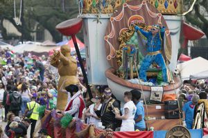 Fans de Saints se burlan de referees en carnaval de Nueva Orleans