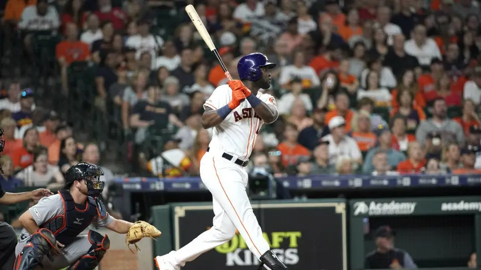 Yordan Álvarez rompió la pantalla del Minute Maid Park con un pelotazo