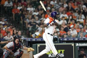 Yordan Álvarez rompió la pantalla del Minute Maid Park con un pelotazo