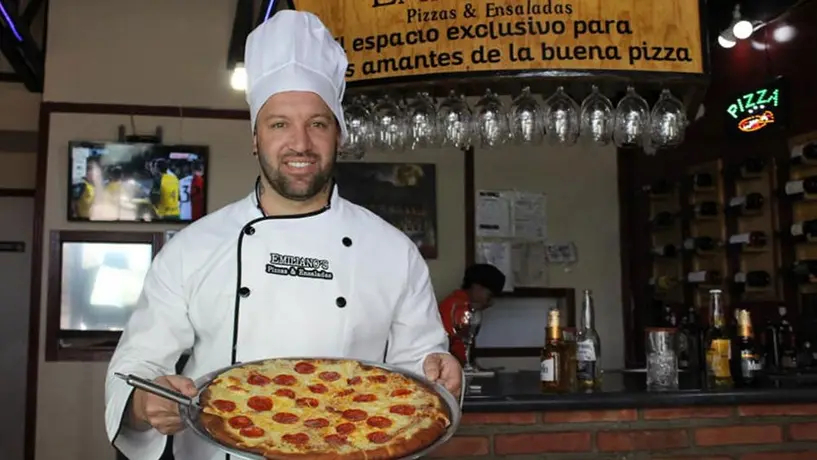 Pizzería entrega premio de empleado del mes a Vuoso