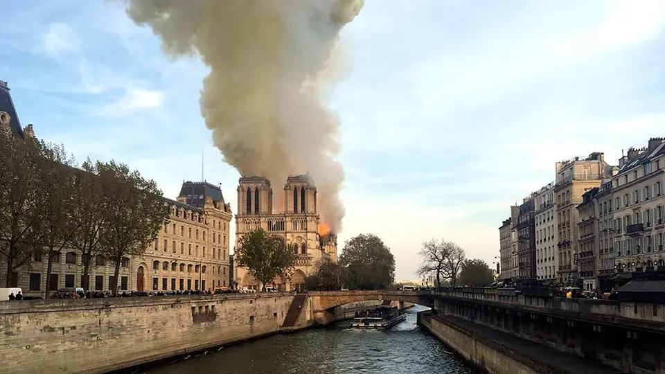 Catedral de Notre Dame sufre gran incendio