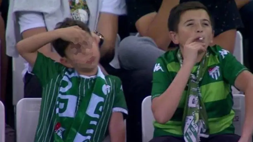 'Niño' que se hizo viral por fumar en un partido de futbol tiene 36 años