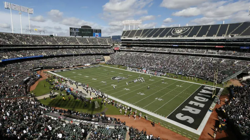 Raiders seguirá jugando en el Coliseo por una temporada más