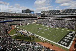 Raiders seguirá jugando en el Coliseo por una temporada más