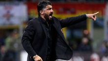 Genaro Gatusso dirigiendo al Milan | AP