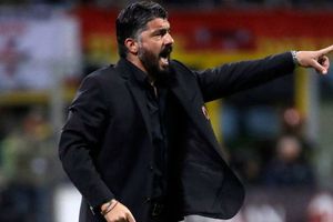 Genaro Gatusso dirigiendo al Milan | AP