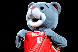 Mascota de los Rockets bromea con actriz de Game Of Thrones