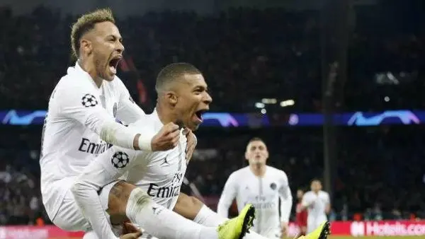 Kylian Mbappé y Neymar celebrando como jugadores del PSG