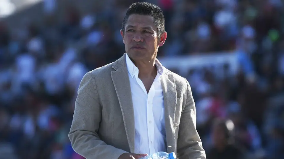 'No nos podemos cortar las venas por derrota ante Chivas': Ambriz