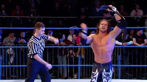 Johnny Impact retiene el campeonato Mundial en fatal de cuatro esquinas