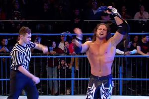Johnny Impact retiene el campeonato Mundial en fatal de cuatro esquinas