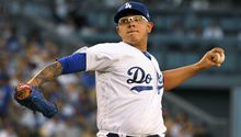 Julio Urías tiene espectacular presentación pese a derrota de Dodgers