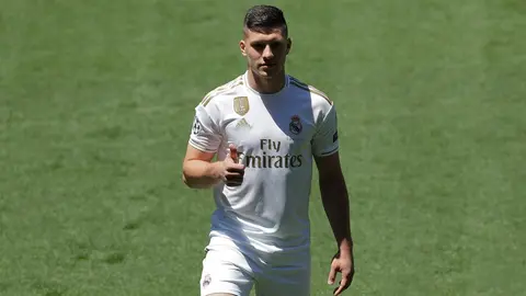 Jovic pasó las pruebas médicas y firmó contrato con Real Madrid