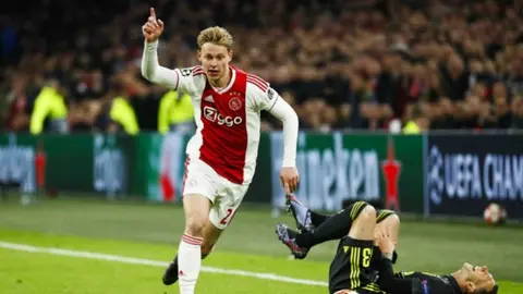 Frenkie De Jong y Ajax protagonizan emotiva despedida