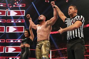 Andrade derrotó a Rey Mysterio en dos caídas al hilo en el Monday Night RAW