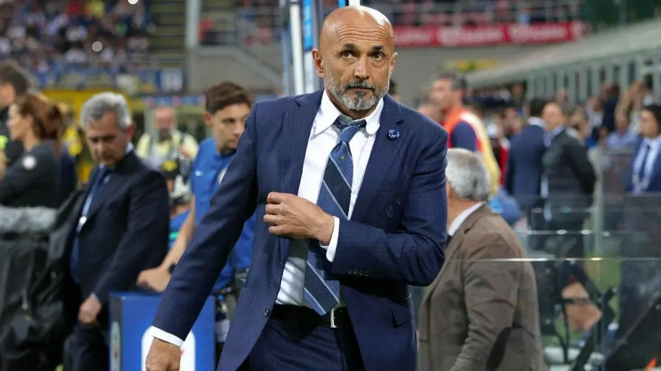 Spalletti presume colección de jersey en la que aparece playera de Chicharito