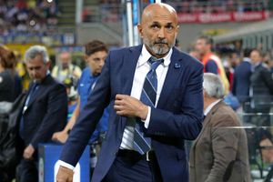 Spalletti presume colección de jersey en la que aparece playera de Chicharito