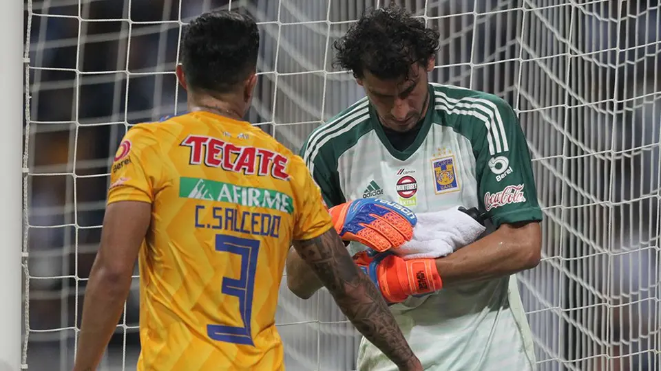 Nahuel Guzmán simuló cargar un bebé al término del Clásico Regio