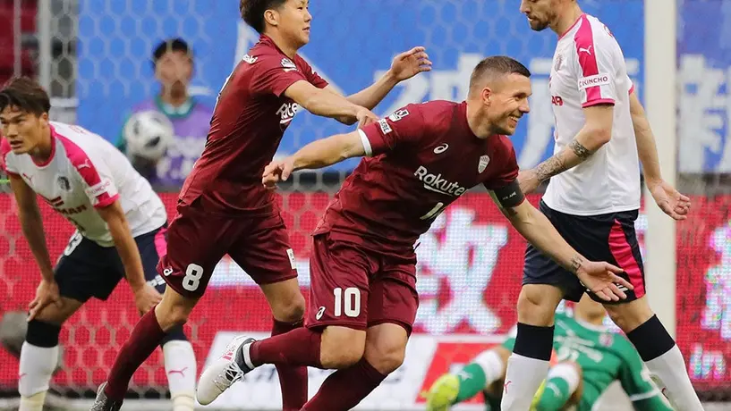 Podolski se prueba como luchador de sumo en Japón