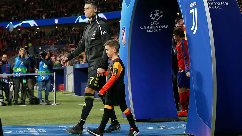 Niño conmueve por su reacción al conocer a Cristiano