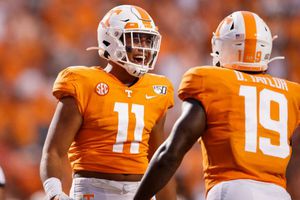 Tennessee da beca a niño que recibió burlas por usar playera de papel