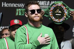 Canelo Álvarez, despojado de su título mundial por la FIB