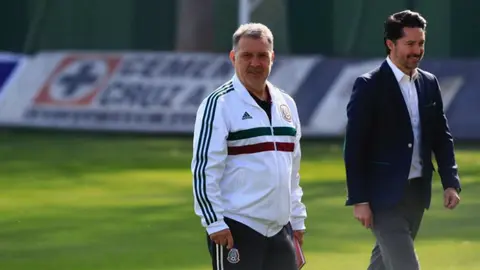 Martino visita La Noria para conocer a jugadores de Cruz Azul