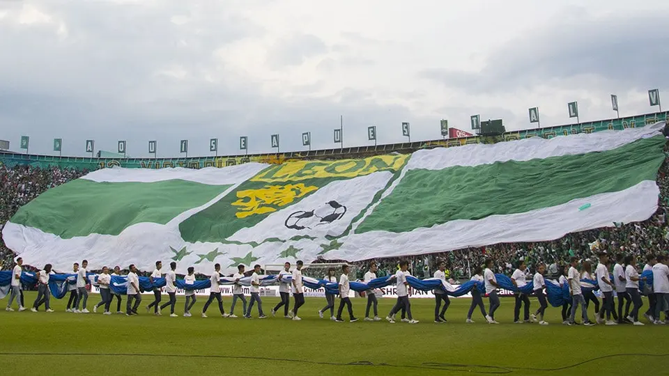 Afición de León muestra bandera monumental en Final vs Tigres