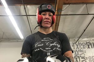 'Sería un desafío para mí': Cris Cyborg sobre ser luchadora profesional