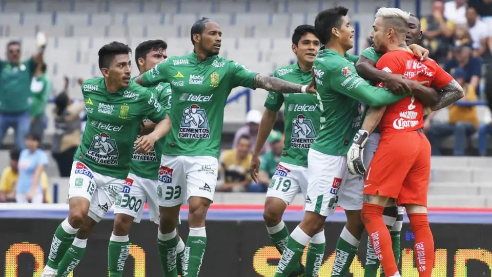 León se burla del Pollo Saldívar por altercado vs Mena