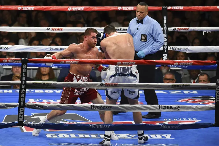 Canelo suelta un golpe contra Rocky Fielding | AP