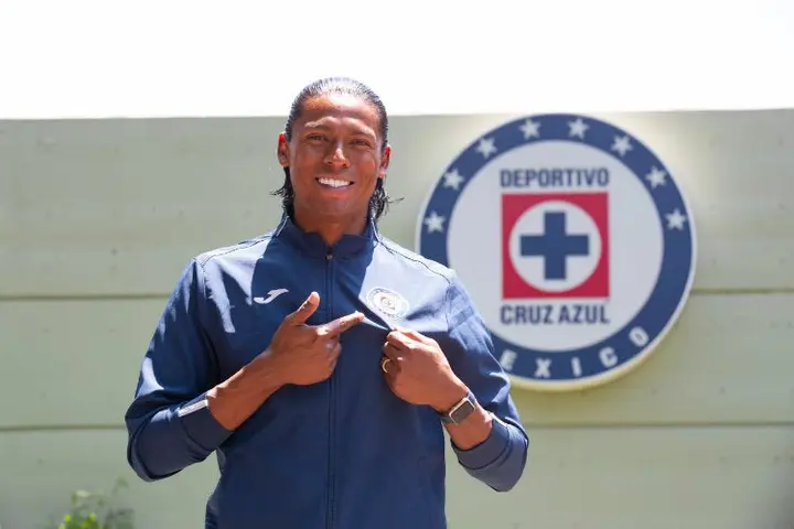 Joel Huiqui presume el escudo de La Máquina