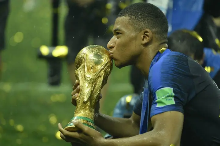 Mbappé besa la Copa del Mundo de Rusia 2018