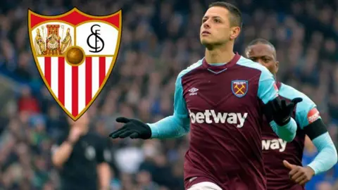 Javier 'Chicharito' Hernández llegó este domingo a Sevilla