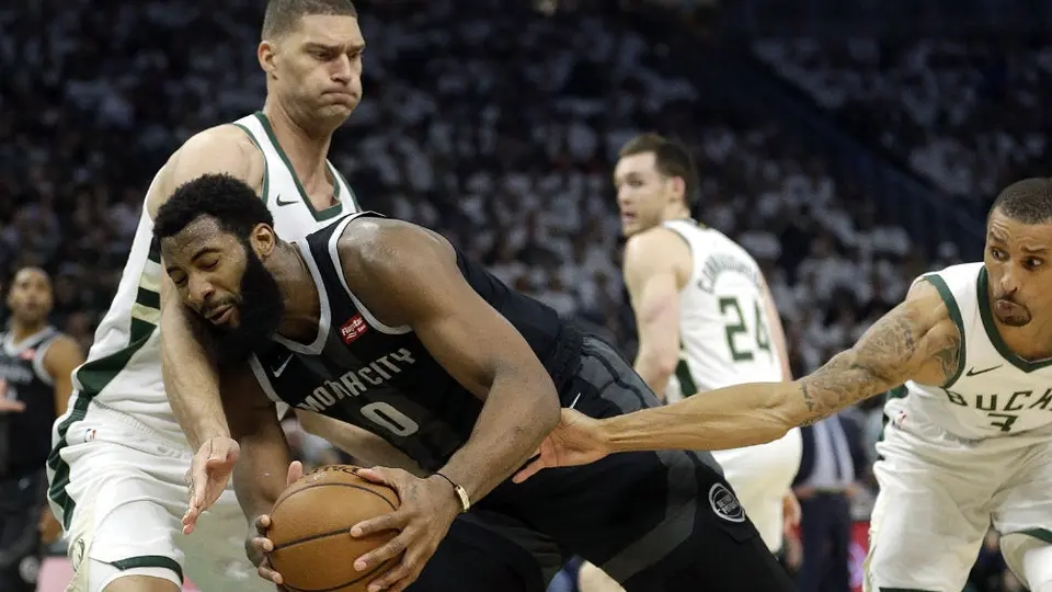 Bucks propina aplastante victoria sobre Pistons en duelo inaugural