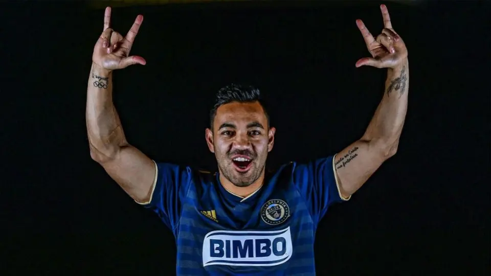 Marco Fabián asiste al juego entre Lakers y 76ers