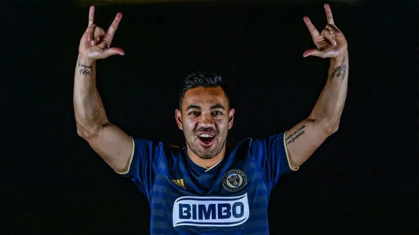 Marco Fabián asiste al juego entre Lakers y 76ers