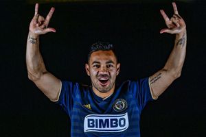 Marco Fabián asiste al juego entre Lakers y 76ers