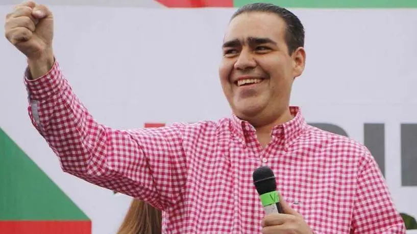 Alcalde intimida a mujer en su casa por comentario en Facebook