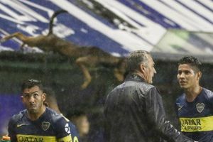 Perro 'salta' a la fama al meterse al campo de la Bombonera