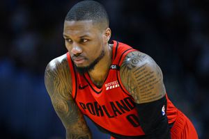 Damian Lillard revela que está jugando con las costillas rotas