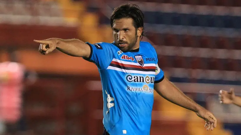 Kikín Fonseca se cae al intentar dominar un balón