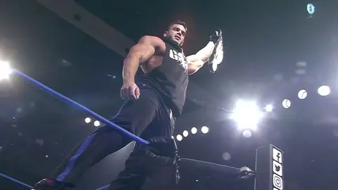 Brian Cage regresó para atacar a Johnny Impact
