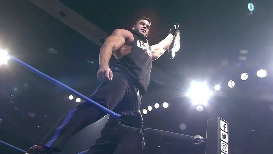 Brian Cage regresó para atacar a Johnny Impact