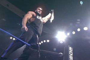 Brian Cage regresó para atacar a Johnny Impact